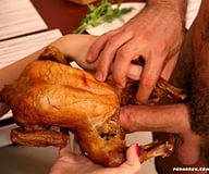 Зоо порно с животными извращенец ебет курицу в жопу с перьями